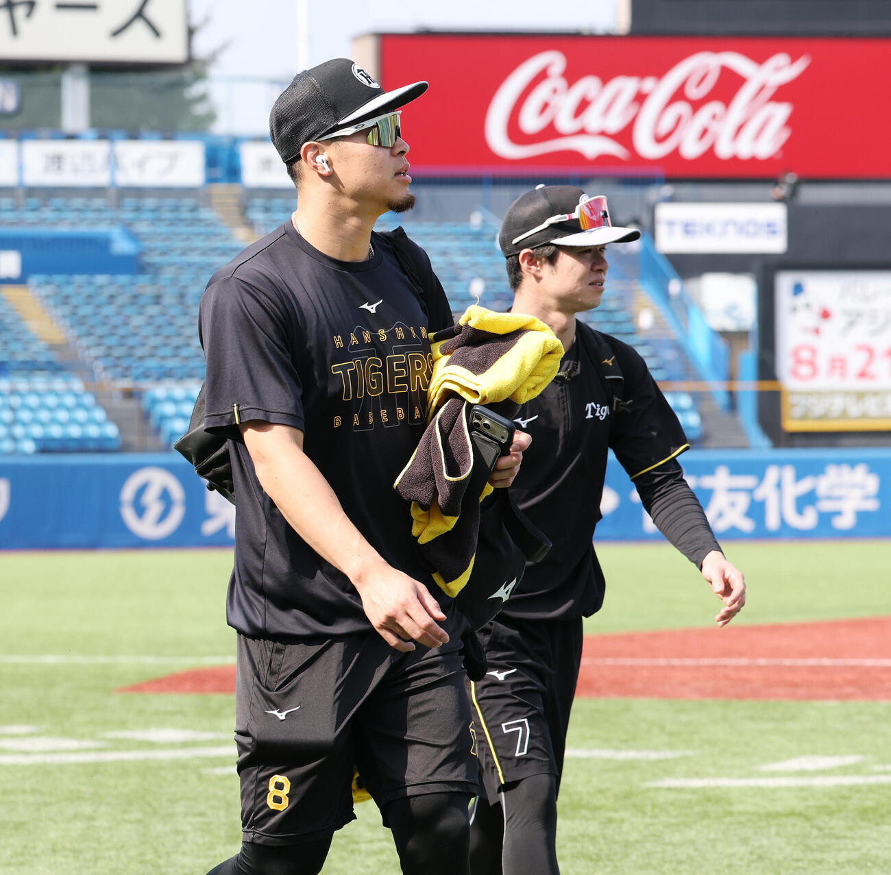 ヤクルト対阪神　試合前練習に向かう阪神佐藤輝明（左）と中野拓夢（撮影・宮地輝）