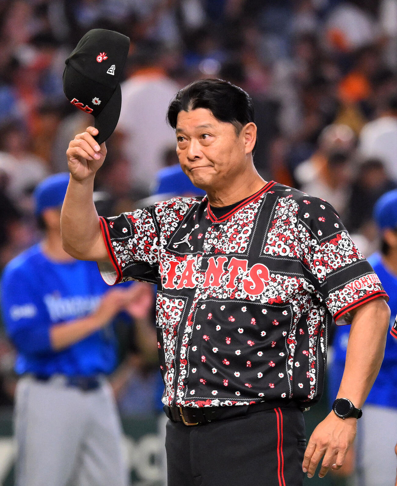 巨人対DeNA　試合に敗れあいさつする巨人橋上秀樹監督代行（撮影・滝沢徹郎）