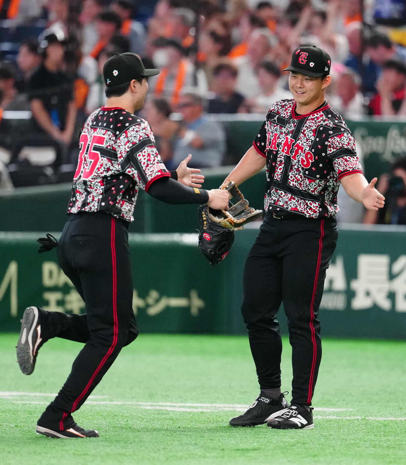 巨人対DeNA 1回表終了後、巨人遊撃手泉口友汰（左）とタッチを交わす先発の小笠原慎之介（撮影・江口和貴）