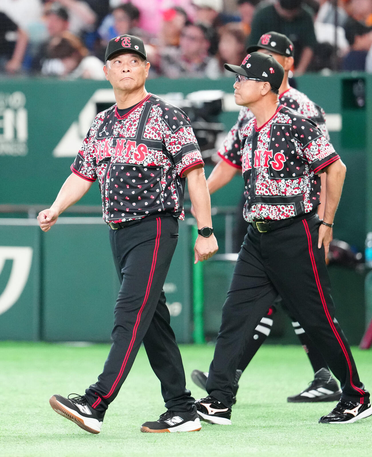 巨人対DeNA　試合後、あいさつへ向かう巨人橋上秀樹監督代行（左）（撮影・江口和貴）