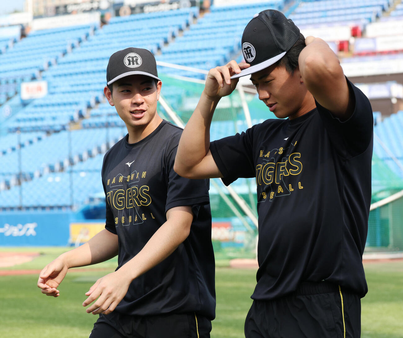 ヤクルト対阪神　試合前練習で言葉を交わす阪神下村海翔（左）と立石正広（撮影・宮地輝）