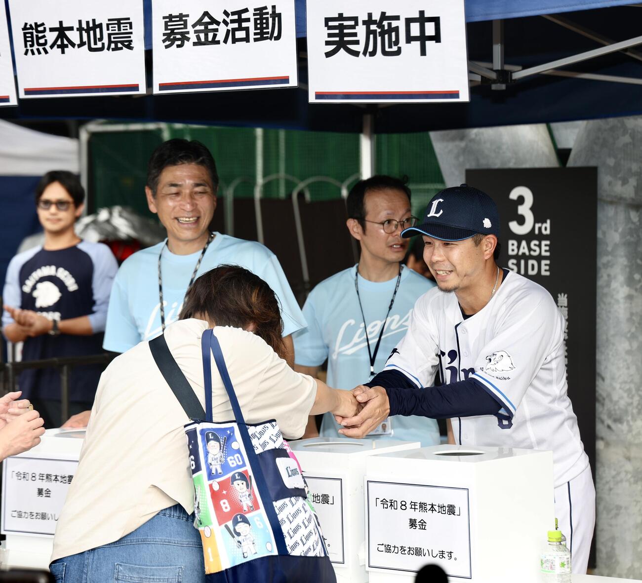 熊本地震被災支援の募金活動に臨む西武児玉亮涼（右）と奥村剛球団社長（撮影・河田真司）