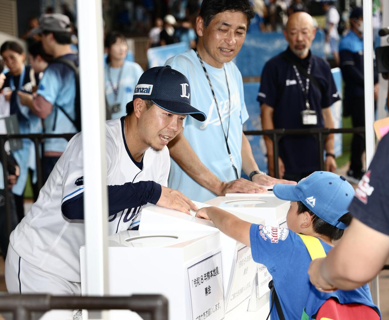 熊本地震被災支援の募金活動に臨む西武児玉亮涼（手前左）と奥村剛球団社長（撮影・河田真司）