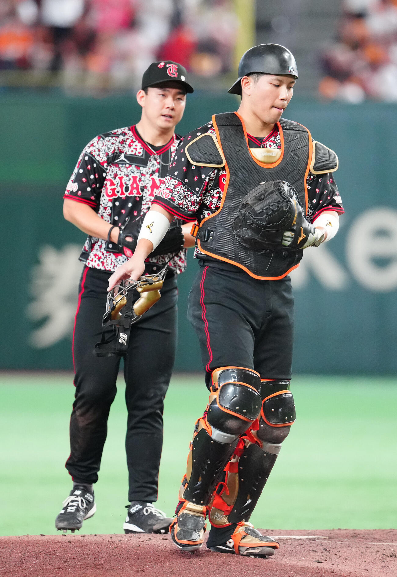 巨人対DeNA 6回表、マウンドで巨人先発小笠原慎之介（後方）と言葉を交わした捕手大城卓三（撮影・江口和貴）