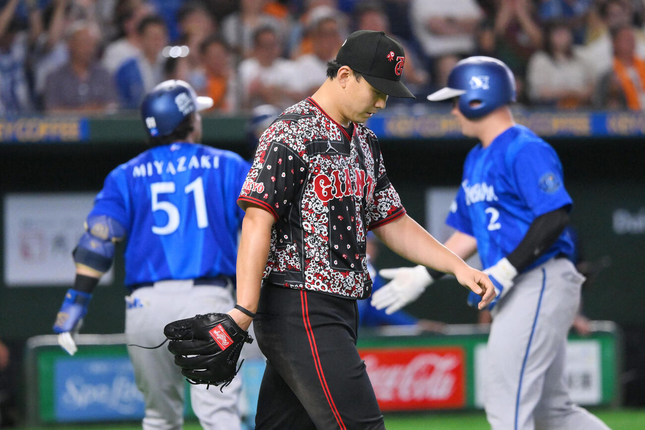 巨人対DeNA 6回表DeNA無死一、三塁、ヘラル・エンカーナシオンに犠飛を許した小笠原慎之介（手前）（撮影・滝沢徹郎）