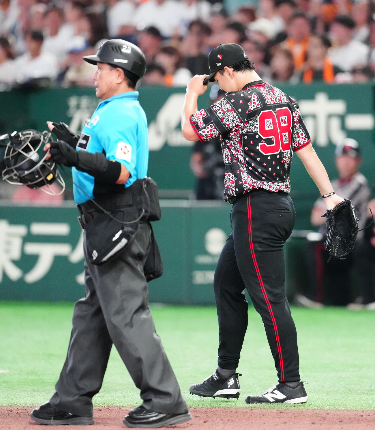 巨人対DeNA 6回表DeNA無死二、三塁、佐野恵太に適時打を浴びた小笠原慎之介（右）（撮影・江口和貴）