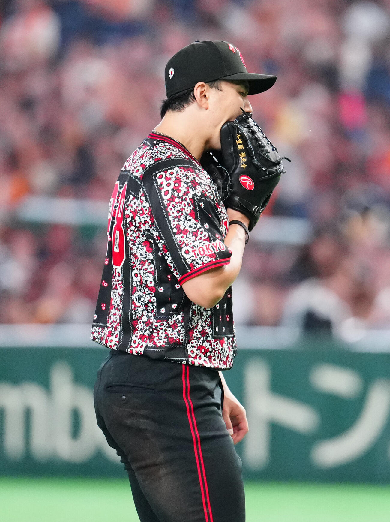 巨人対DeNA 6回表終了後、ベンチに引き揚げる巨人先発の小笠原慎之介（撮影・江口和貴）