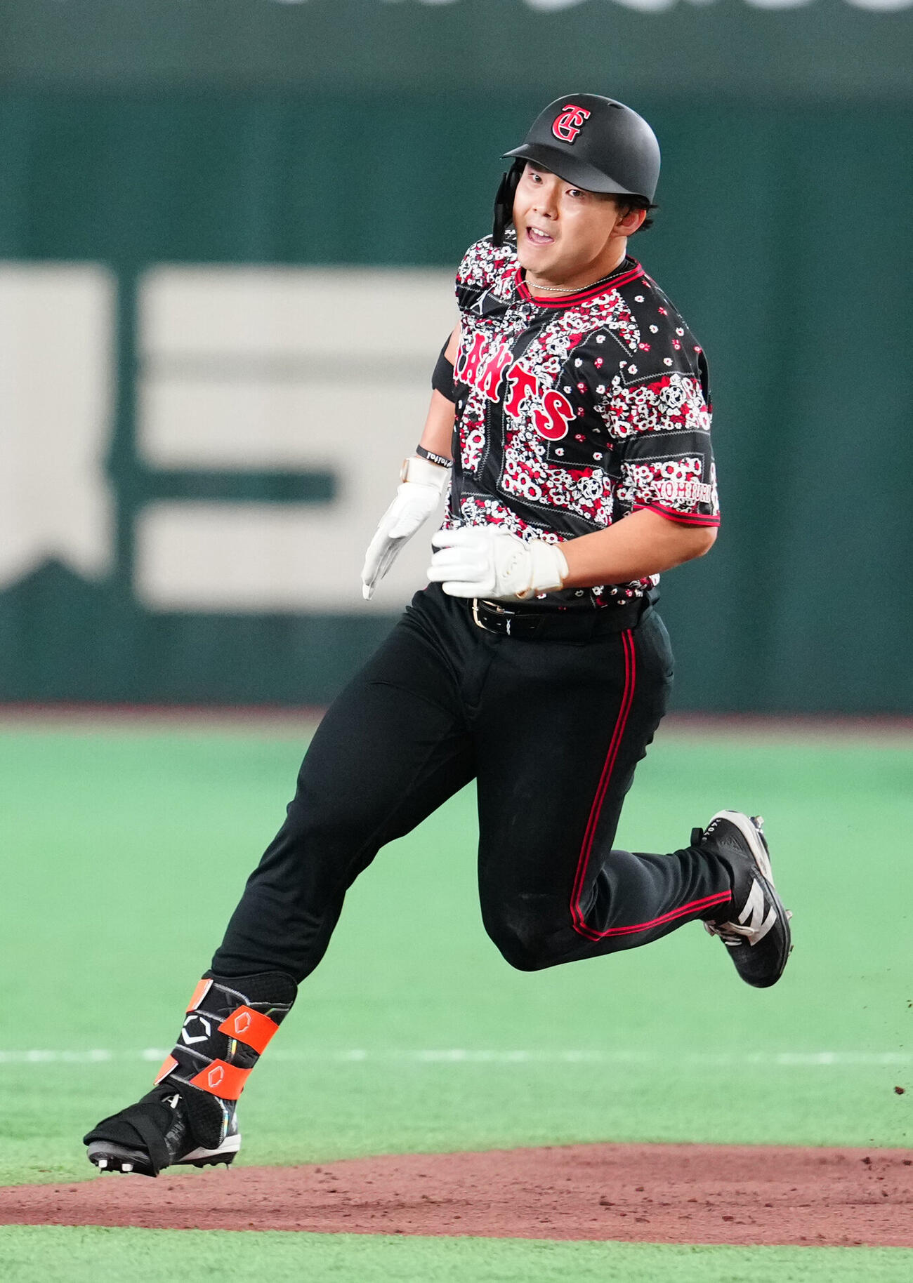 巨人対DeNA 5回裏巨人無死、三塁打で二塁を回る小笠原慎之介（撮影・江口和貴）