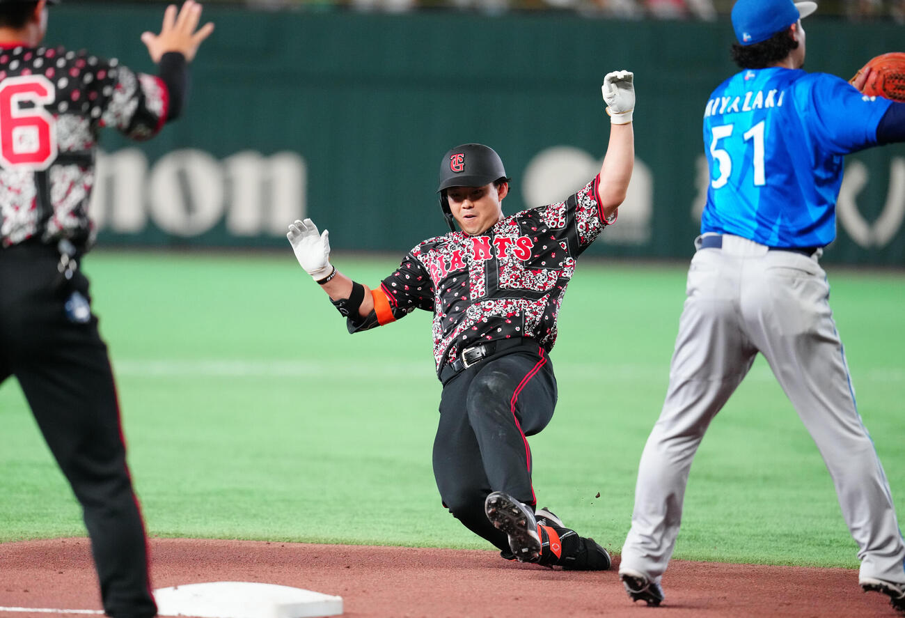 巨人対DeNA 5回裏巨人無死、三塁打で滑り込む小笠原慎之介（撮影・江口和貴）