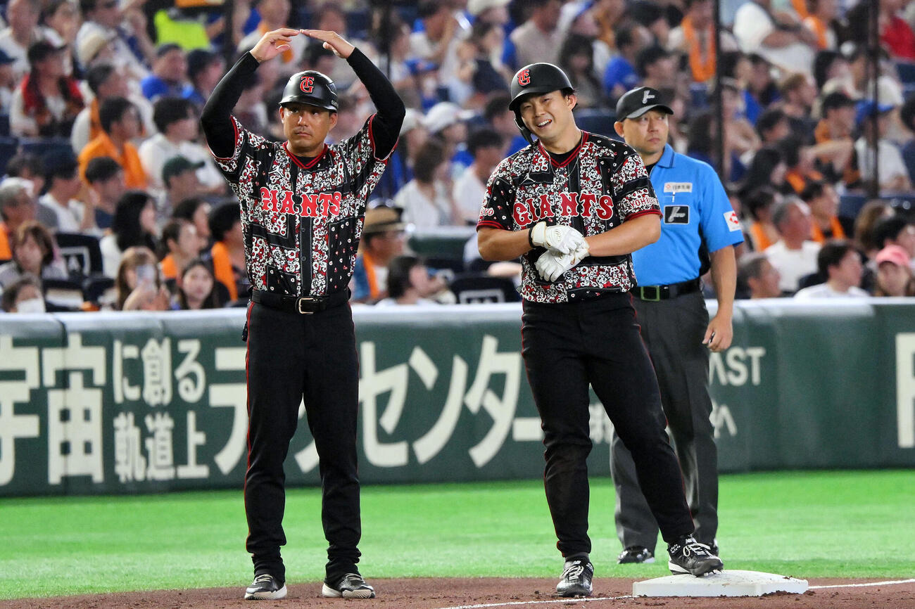 巨人対DeNA 5回裏巨人無死、小笠原慎之介（右）は三塁打を放ち笑顔を見せる（撮影・滝沢徹郎）