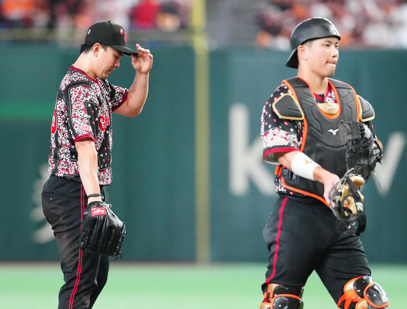 巨人対DeNA 6回表、マウンドで巨人捕手大城卓三（右）と言葉を交わした先発小笠原慎之介（撮影・江口和貴）