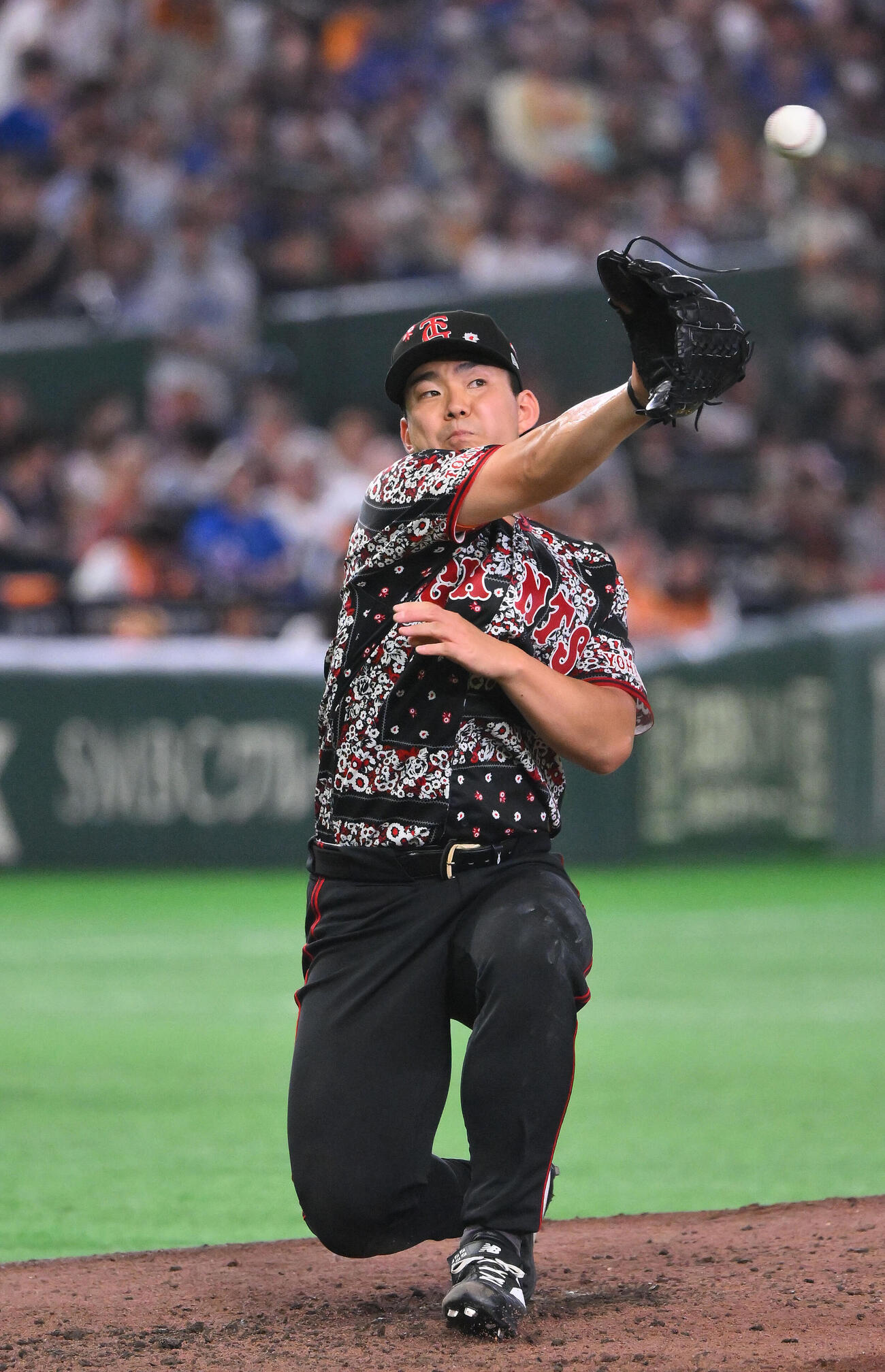 巨人対DeNA 6回表DeNA無死、勝又温史の内野安打の打球にグラブを伸ばす小笠原慎之介（撮影・滝沢徹郎）
