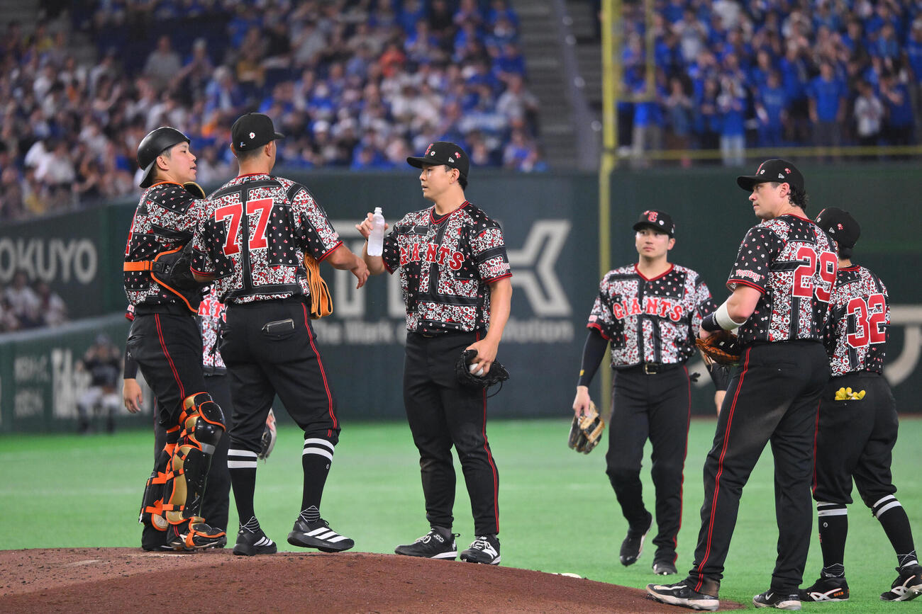 巨人対DeNA 6回表、ピンチにマウンドの巨人先発小笠原慎之介（中央）のもとに集まる選手たち（撮影・滝沢徹郎）