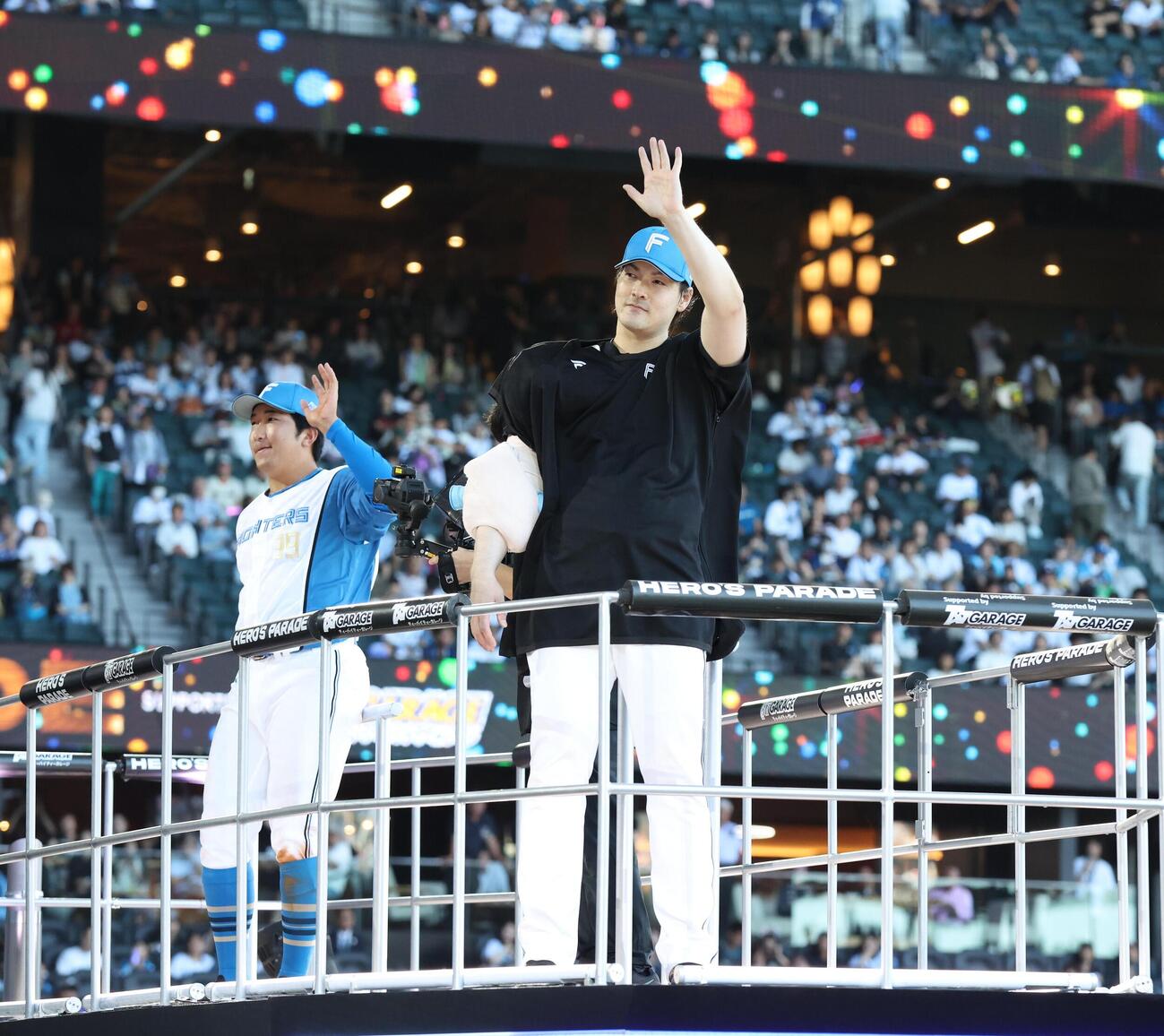 日本ハム対ロッテ　試合後、スタンドに向かって手を振る有原航平（右）と有薗直輝（撮影・黒川智章）