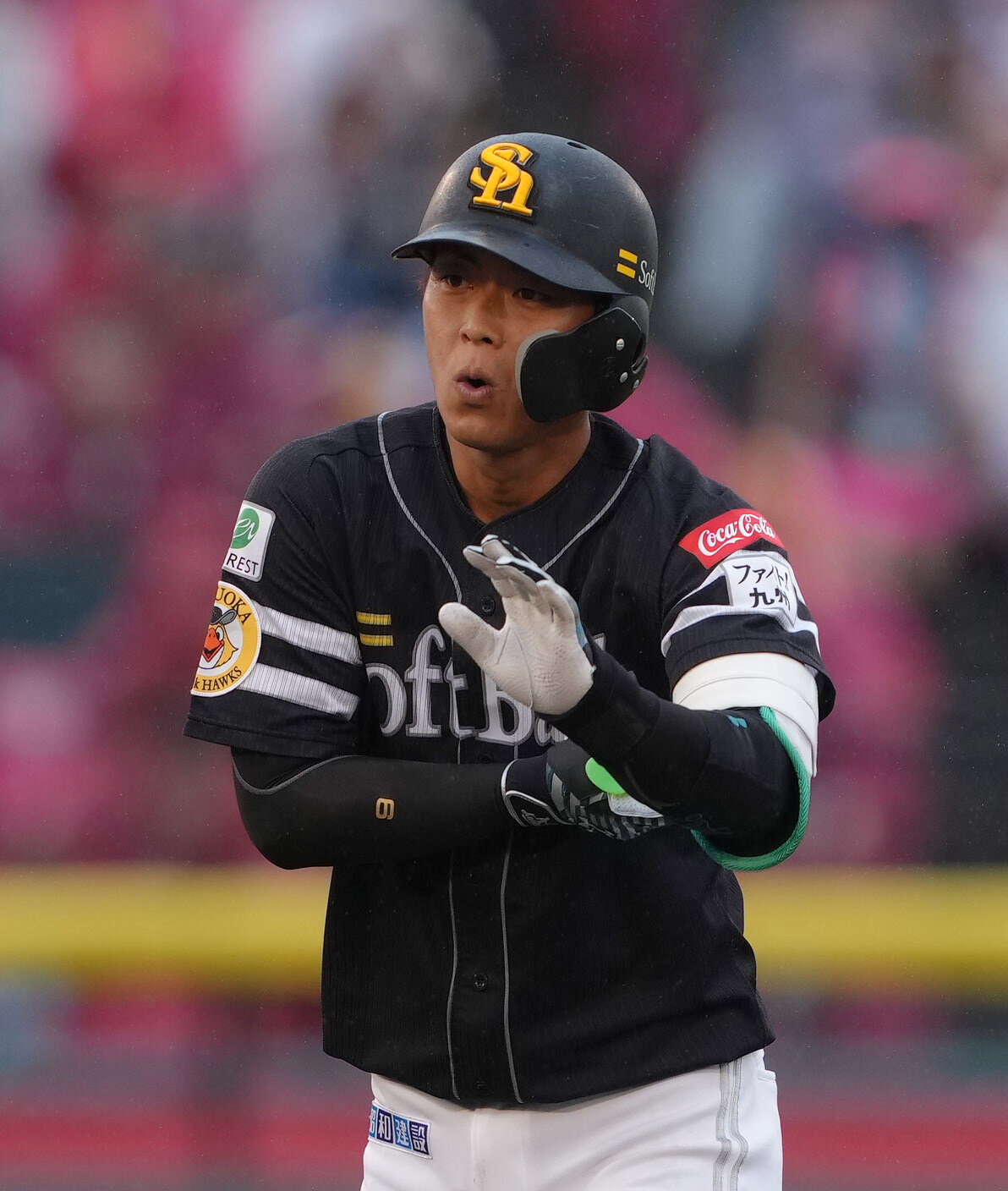楽天対ソフトバンク　4回表ソフトバンク2死一塁、今宮健太は適時二塁打を放つ（撮影・足立雅史）