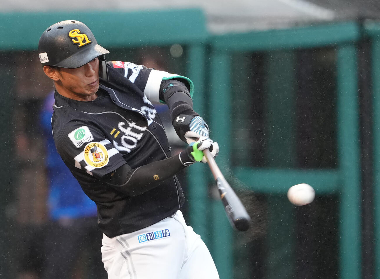 楽天対ソフトバンク　4回表ソフトバンク2死一塁、今宮健太は適時二塁打を放つ（撮影・足立雅史）