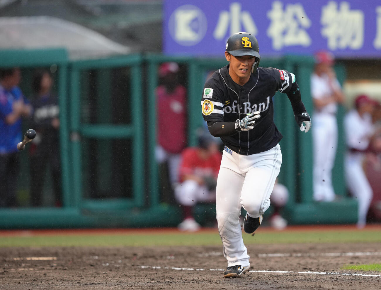 楽天対ソフトバンク　4回表ソフトバンク2死一塁、今宮健太は適時二塁打を放つ（撮影・足立雅史）