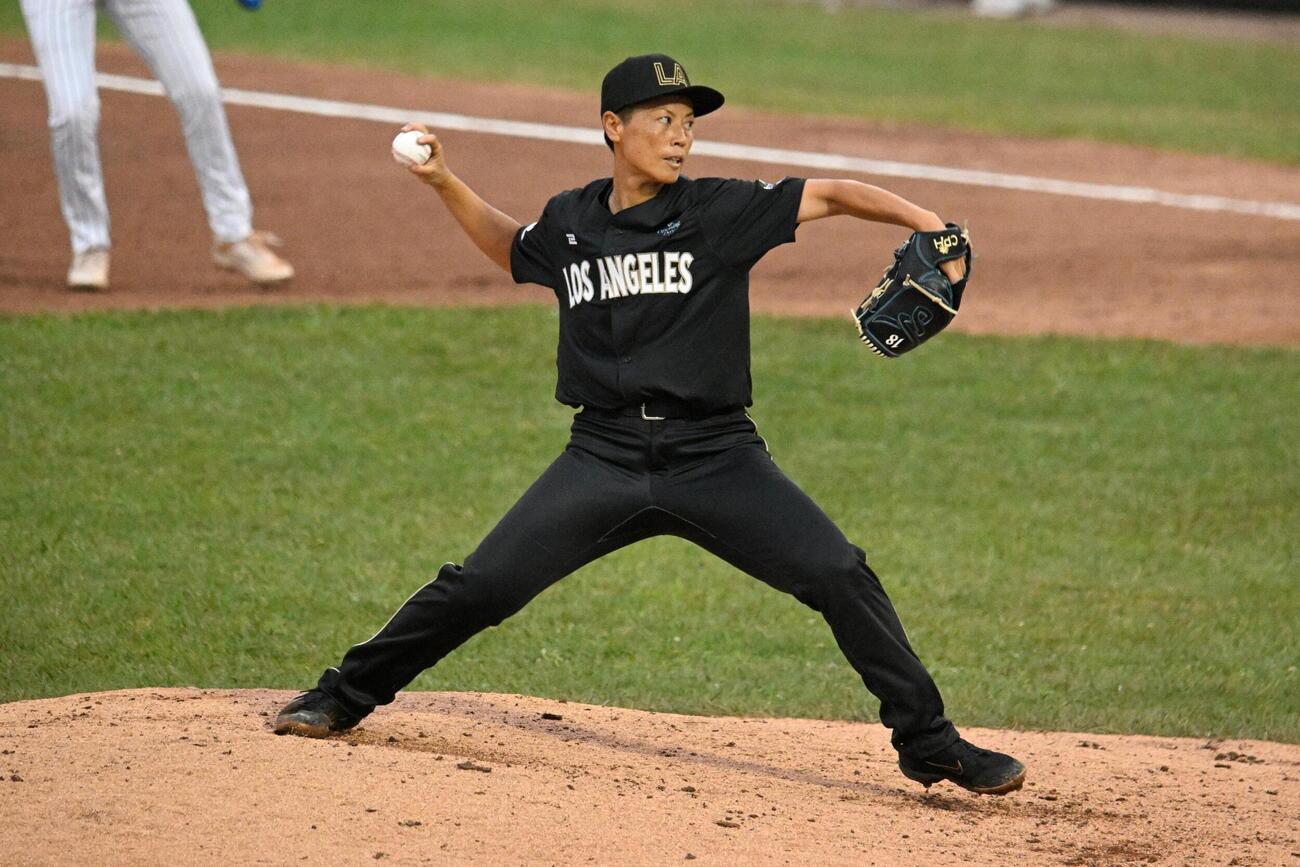 米女子プロ野球の開幕戦で先発したクイーンズの里＝スプリングフィールド（AP＝共同）