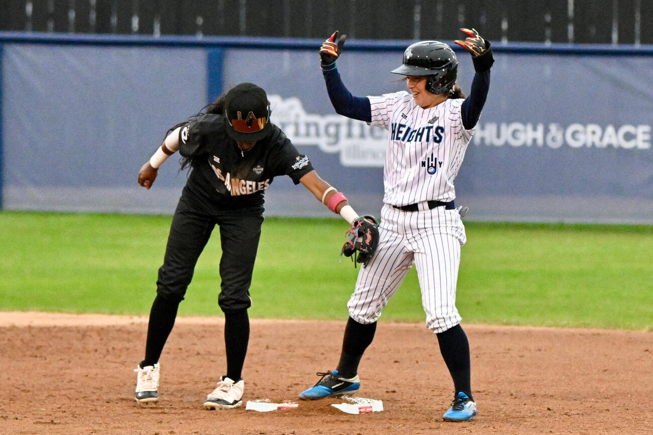 米女子プロ野球の開幕戦で2安打を放ったハイツの米谷（右）＝スプリングフィールド（AP＝共同）