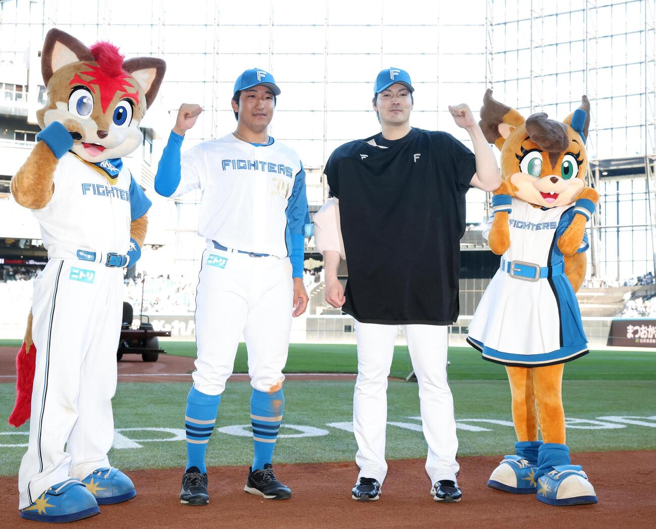 日本ハム対ロッテ　笑顔でポーズをとる有薗直輝（左）と有原航平（撮影・黒川智章）
