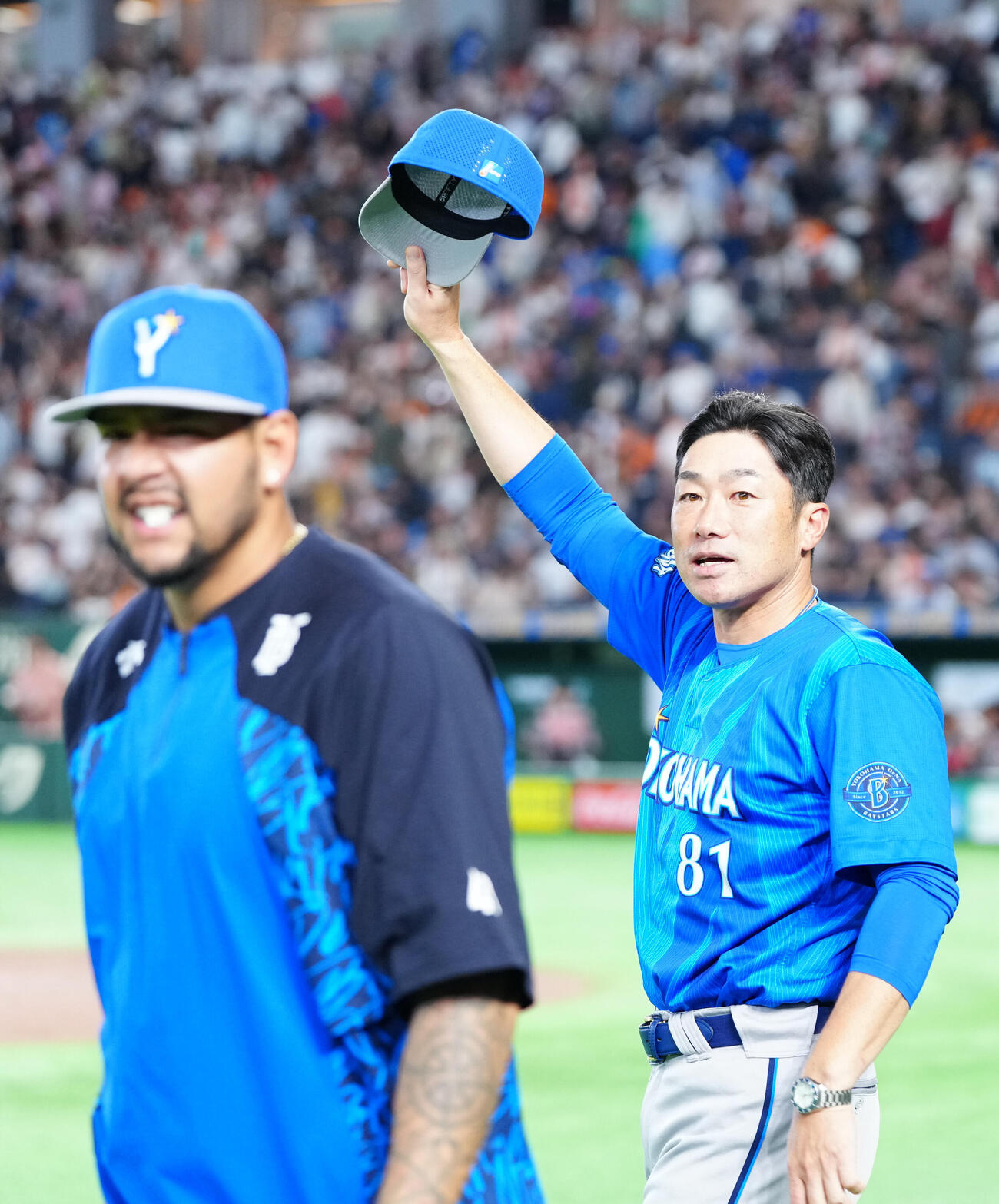 巨人対DeNA　試合後、ファンにあいさつするDeNA相川亮二監督（右）（撮影・江口和貴）