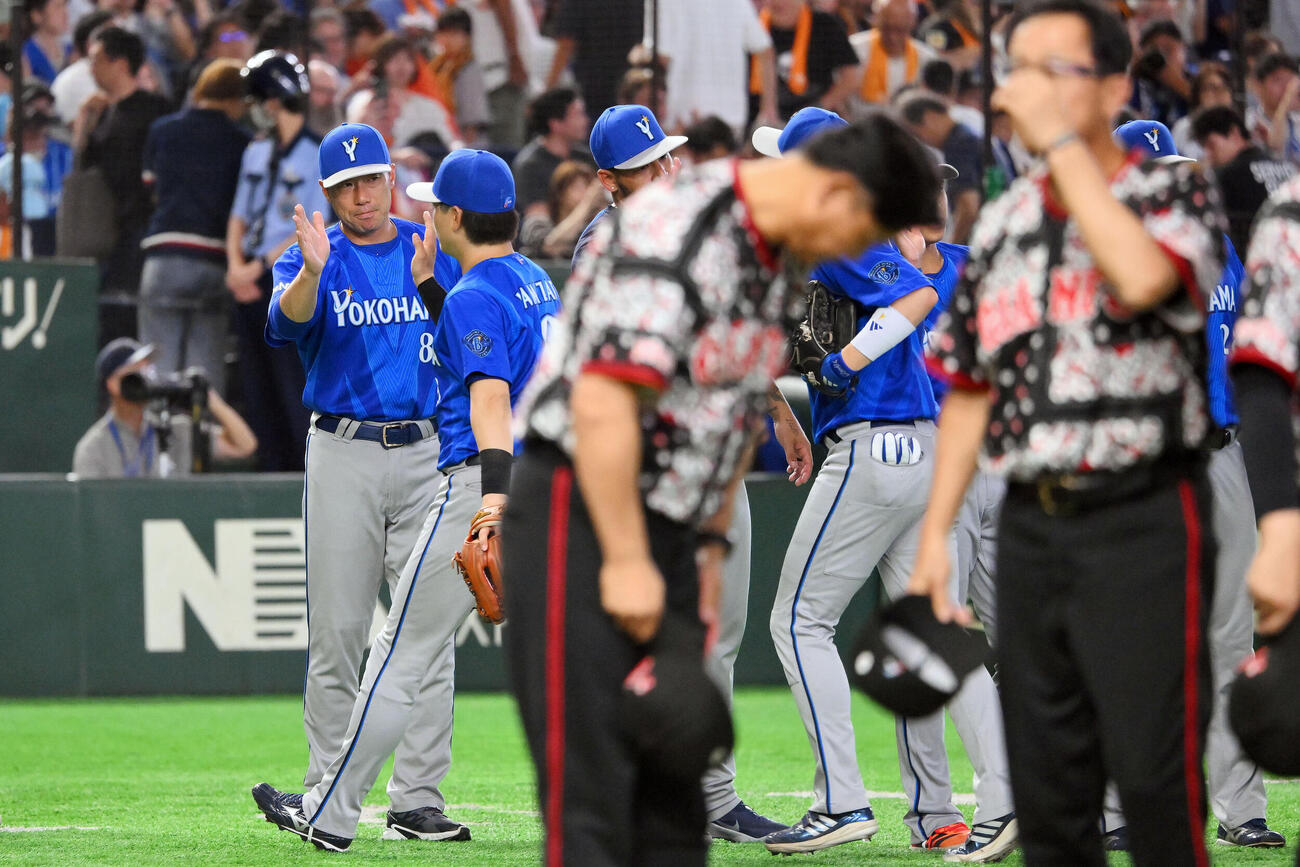 巨人対DeNA　試合に勝利し選手を迎えるDeNA相川亮二監督（後方左）（撮影・滝沢徹郎）