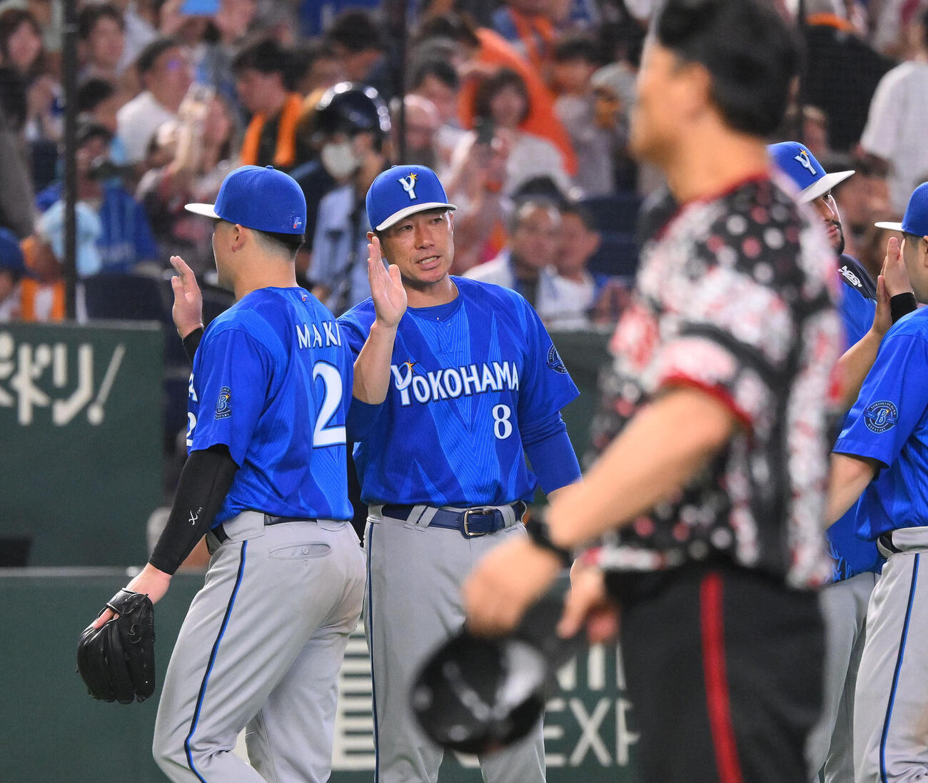 巨人対DeNA　試合に勝利し選手を迎えるDeNA相川亮二監督（後方左から2人目）（撮影・滝沢徹郎）