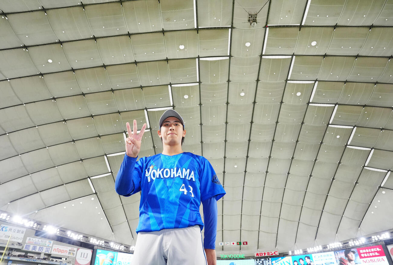 巨人対DeNA 3勝目を挙げ、写真に納まるDeNA深沢鳳介（撮影・江口和貴）