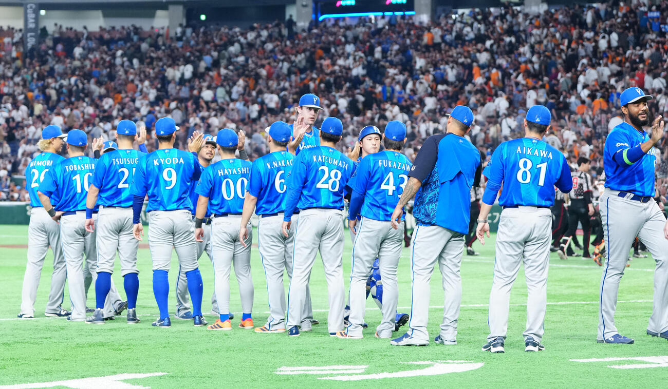 巨人対DeNA　試合後、勝利のタッチを交わすDeNAの選手たち（撮影・江口和貴）