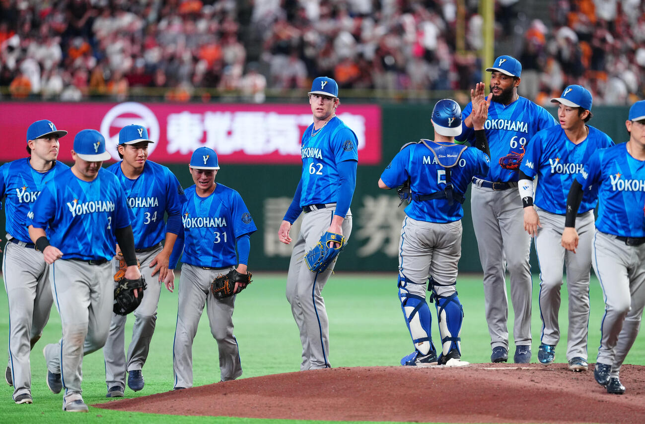 巨人対DeNA　勝利したDeNAの選手たち（撮影・江口和貴）
