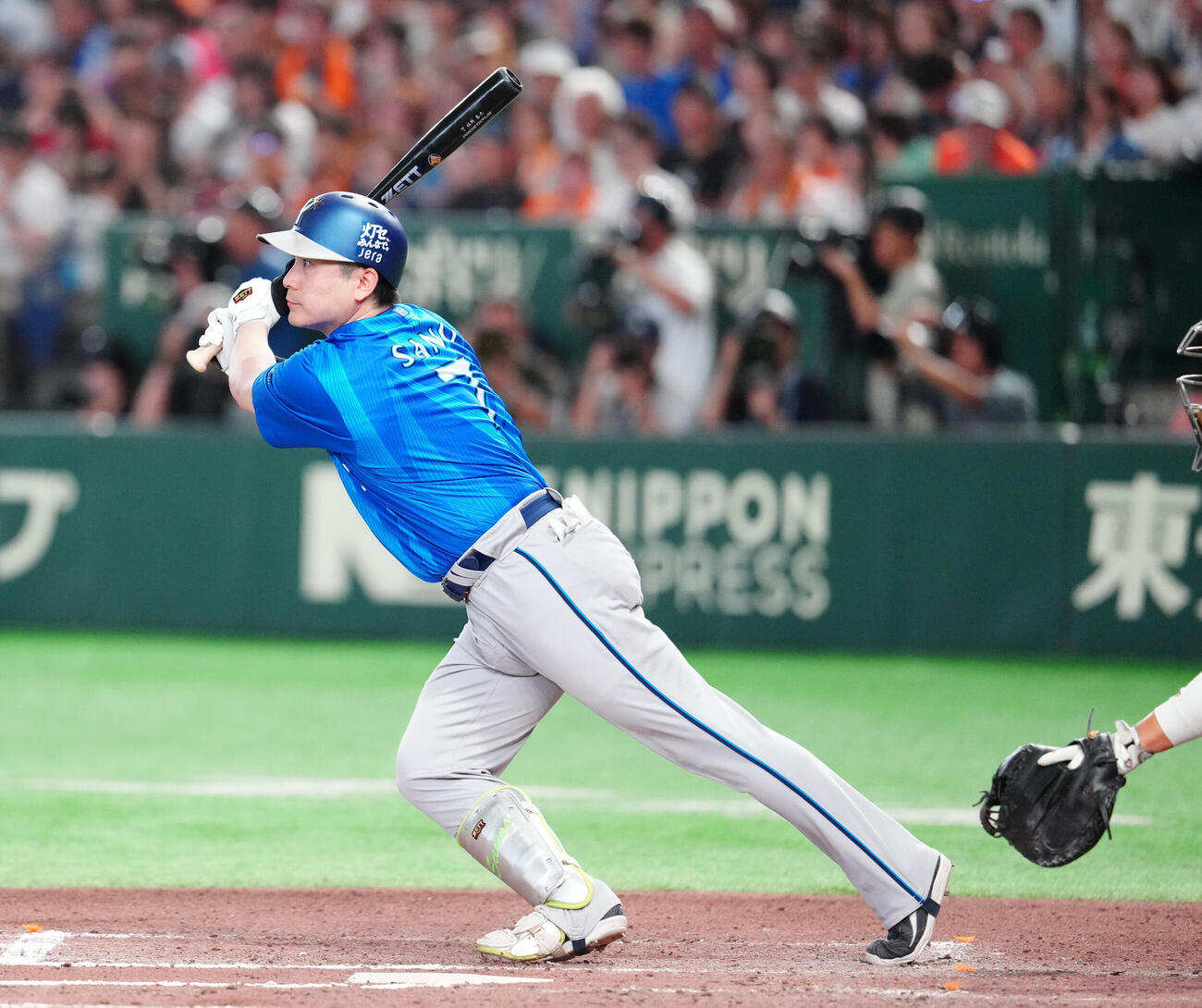巨人対DeNA 6回表DeNA無死二、三塁、適時打を放つ佐野恵太（撮影・江口和貴）