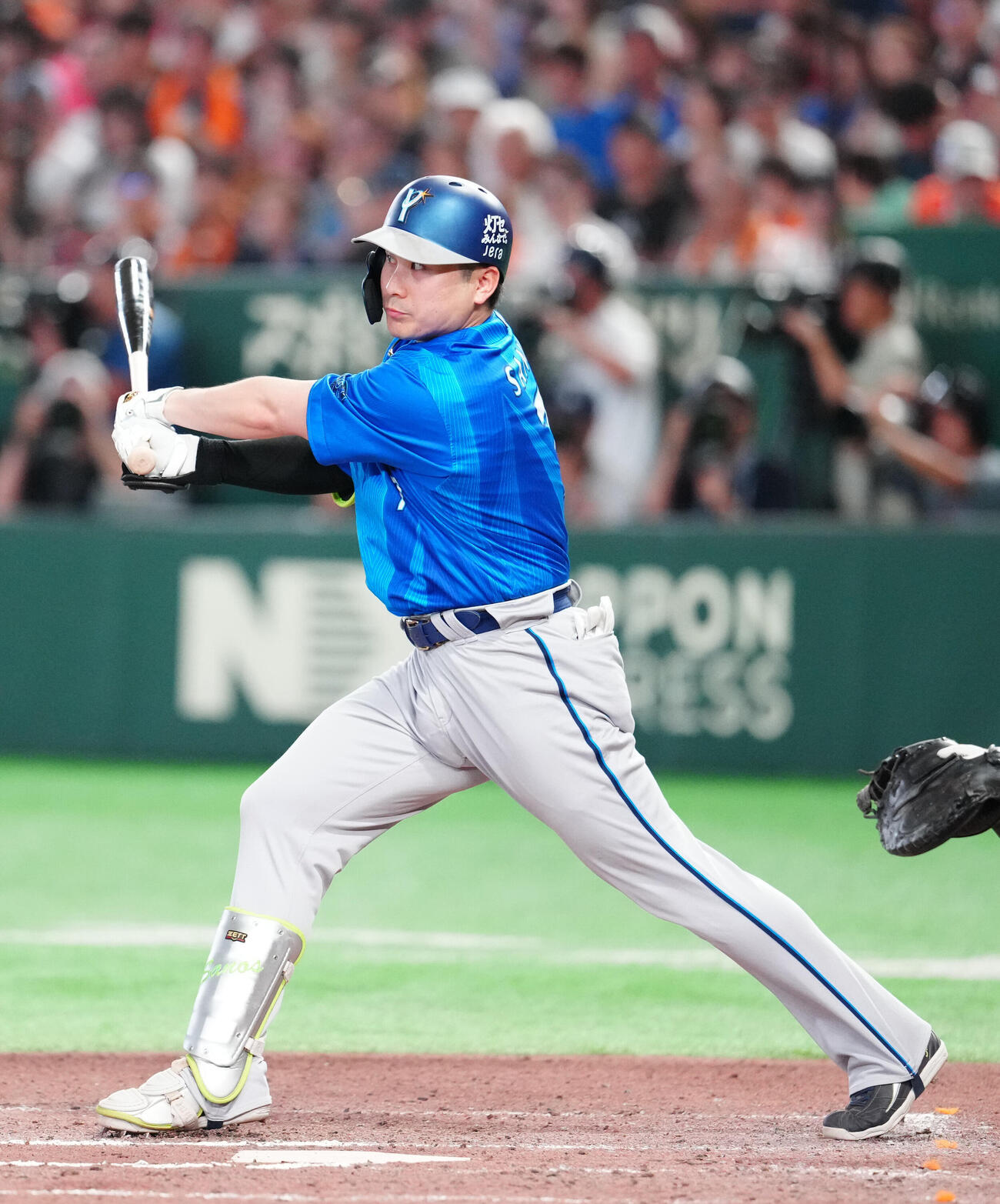 巨人対DeNA 6回表DeNA無死二、三塁、適時打を放つ佐野恵太（撮影・江口和貴）