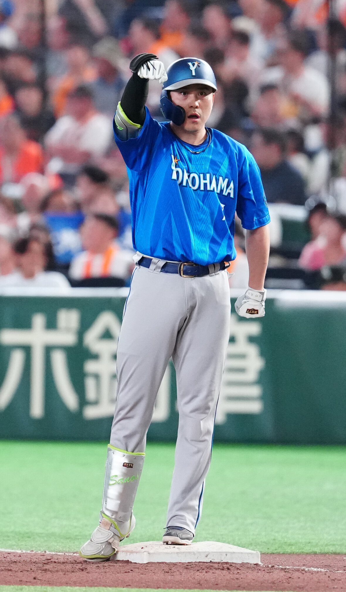 巨人対DeNA 6回表DeNA無死二、三塁、適時打を放った佐野恵太（撮影・江口和貴）
