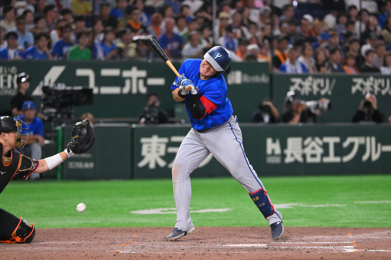 巨人対DeNA 8回表DeNA1死一塁、死球を受ける牧秀悟（撮影・滝沢徹郎）