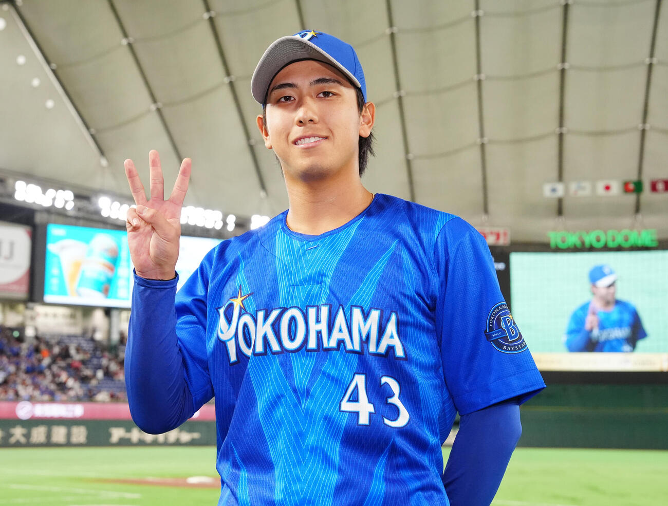 巨人対DeNA 3勝目を挙げ、試合後、写真に納まるDeNA深沢鳳介（撮影・江口和貴）
