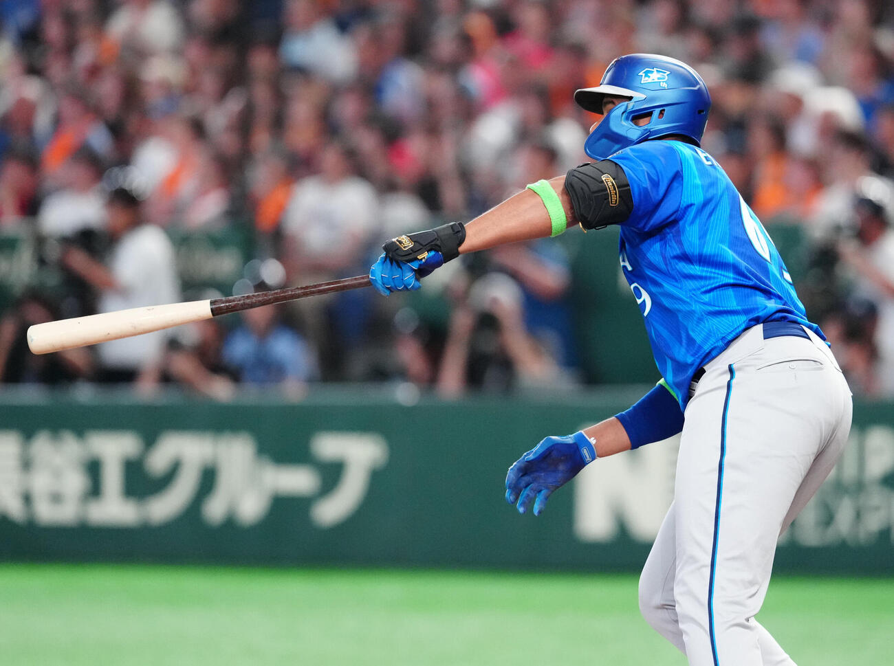 巨人対DeNA 6回表DeNA無死一、三塁、犠飛を放つヘラル・エンカーナシオン（撮影・江口和貴）