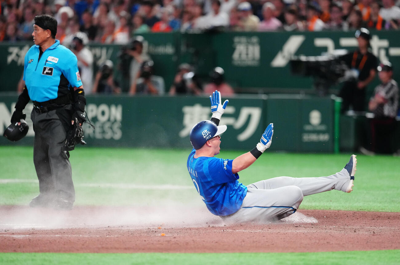 巨人対DeNA 6回表DeNA無死一、三塁、ヘラル・エンカーナシオンの犠飛で生還した牧秀悟（撮影・江口和貴）