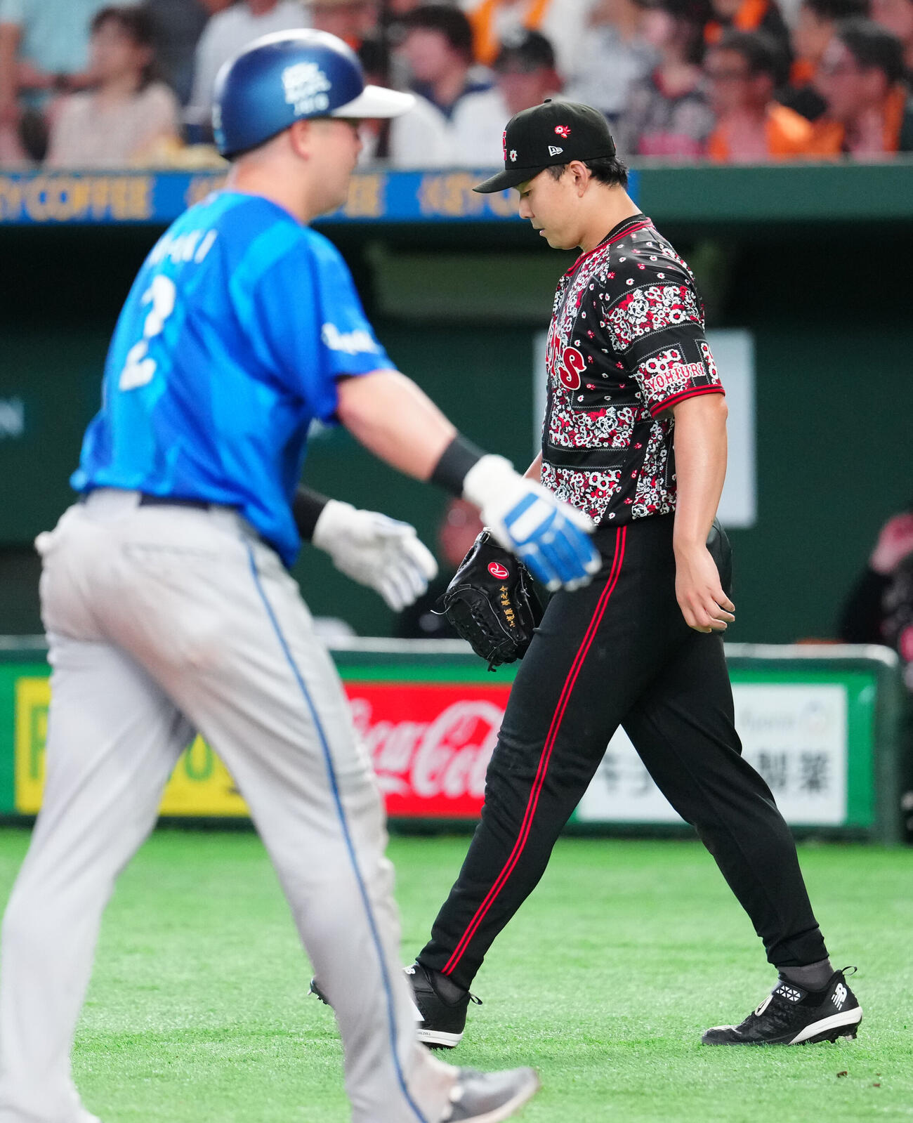 巨人対DeNA 6回表DeNA無死一、三塁、ヘラル・エンカーナシオンに犠飛を浴びた小笠原慎之介（撮影・江口和貴）