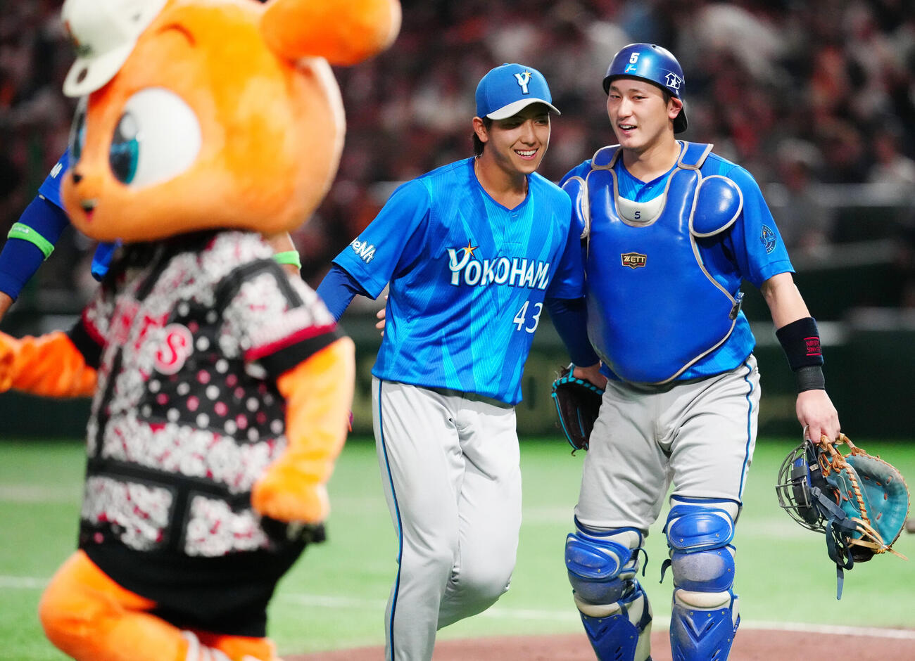 巨人対DeNA 5回裏終了後、ベンチに引き揚げるDeNA先発深沢鳳介と捕手松尾汐恩（右）（撮影・江口和貴）