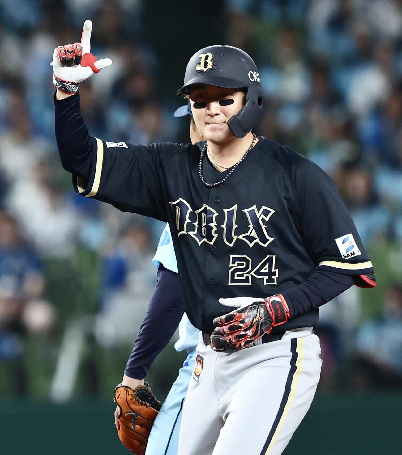 西武対オリックス　2回表オリックス1死二塁、先制適時二塁打を放ちポーズを決める紅林弘太郎（撮影・河田真司）