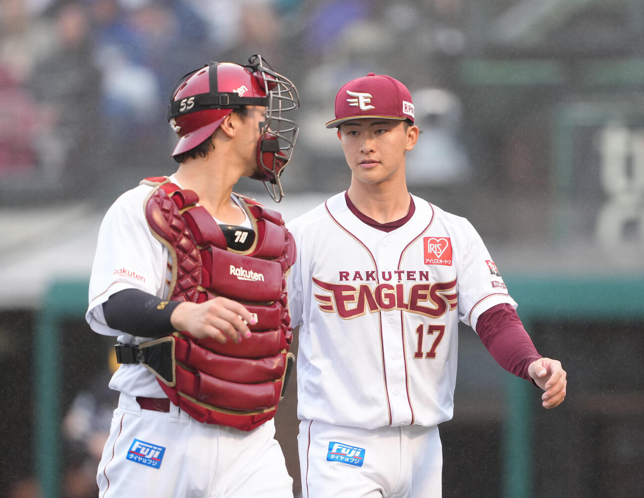 楽天対ソフトバンク　1回表ソフトバンクの攻撃を3者凡退に抑えベンチに戻る古謝樹（右）とYG安田（撮影・足立雅史）