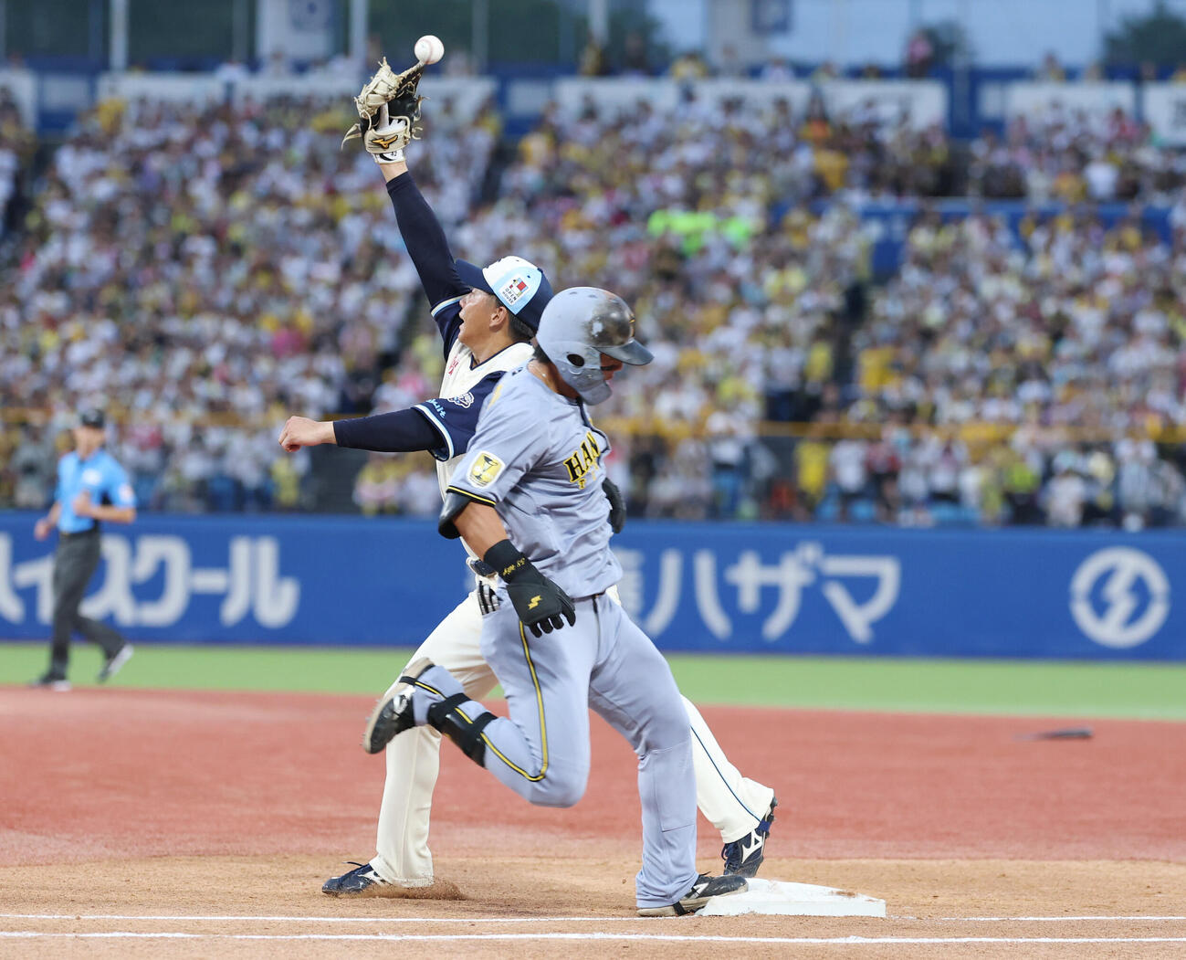 ヤクルト対阪神　2回表阪神1死、内野安打を放つ前川右京（撮影・増田悦実）