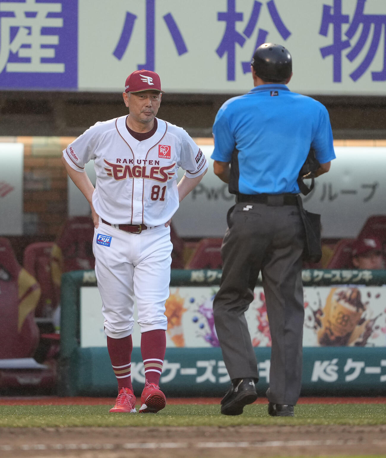 楽天対ソフトバンク　投手交代を告げる楽天吉井理人監督（撮影・足立雅史）