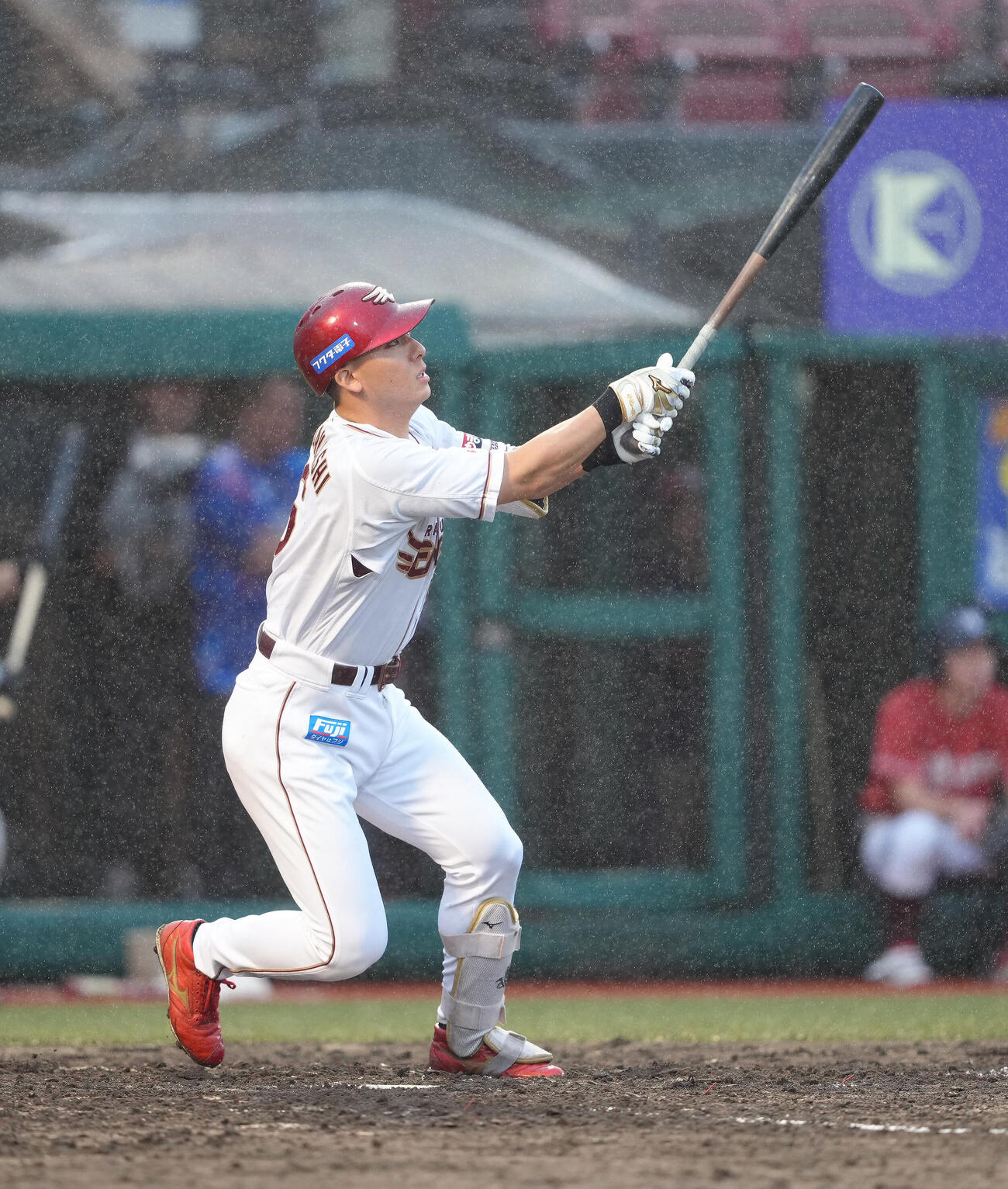 楽天対ソフトバンク　4回裏楽天無死満塁、村林一輝は中犠飛を放つ（撮影・足立雅史）