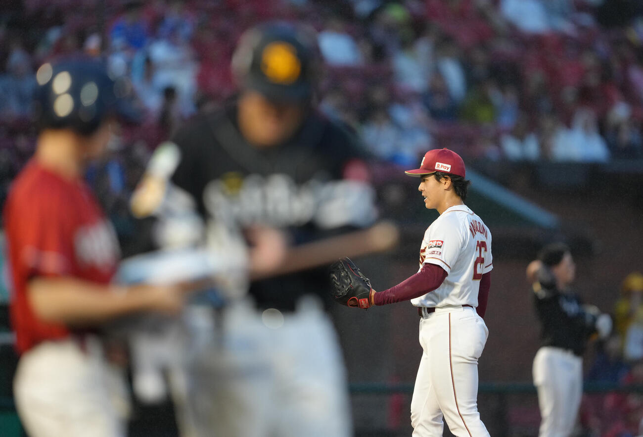 楽天対ソフトバンク　6回表ソフトバンク2死満塁、山本祐大（手前）に押し出し四球を与えた中込陽翔（撮影・足立雅史）