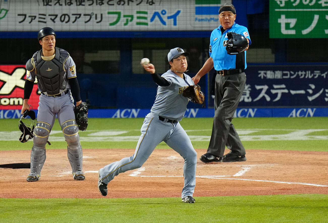 ヤクルト対阪神　2回裏ヤクルト無死一、二塁、ナッシュ・ウォルターズのバント球を三塁へ送球し二塁走者古賀優大をアウトにする一塁手大山悠輔（撮影・鈴木みどり）