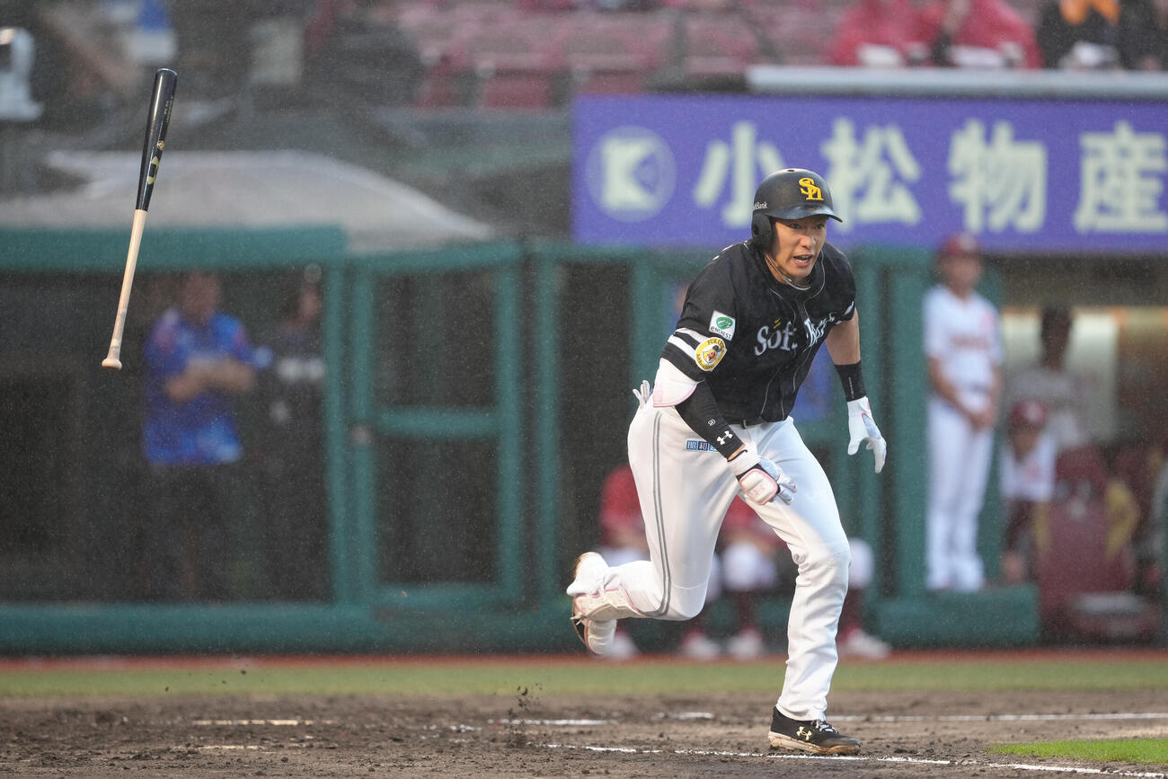 楽天対ソフトバンク　4回表ソフトバンク1死、1死二塁、柳田悠岐の打球が相手失策を誘い同点となる（撮影・足立雅史）