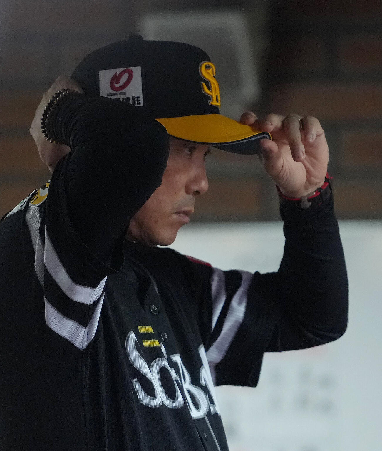 楽天対ソフトバンク　戦況を見つめるソフトバンク小久保裕紀監督（撮影・足立雅史）