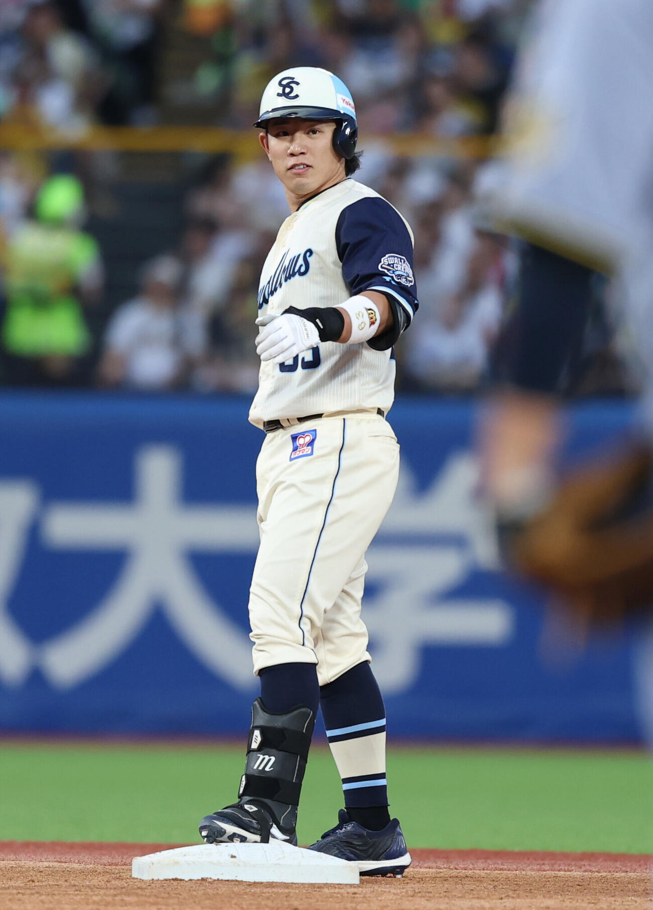 ヤクルト対阪神　1回裏ヤクルト1死一、二塁、適時打を放ち、前川右京の悪送球で二塁に進む増田珠（撮影・増田悦実）