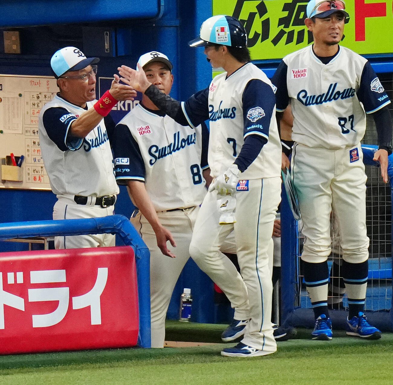 ヤクルト対阪神　1回裏ヤクルト1死一、二塁、増田珠の先制適時打で生還した長岡秀樹（中央）を迎える池山隆寛監督（左）（撮影・鈴木みどり）